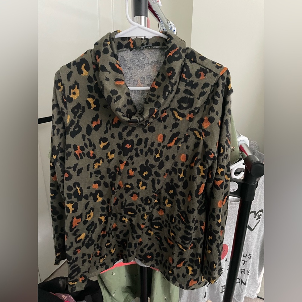 112 Eclipse Leopard Patterned Knit Top